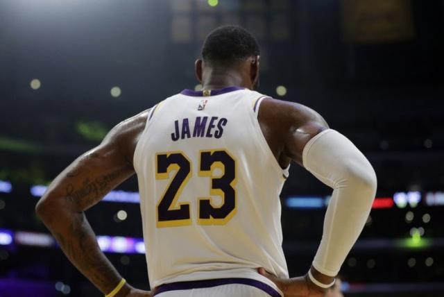NBA常规赛收官战，詹姆斯三双领衔，湖人险胜勇士锁定西部第三
